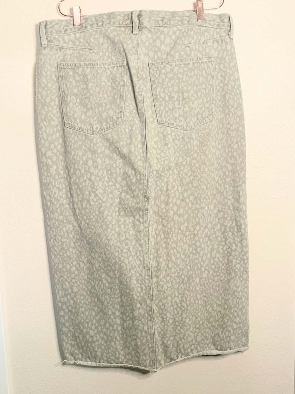 Universal Thread Gray Leopard Print Denim Midi Skirt Size 16 - Picture 6 of 9
